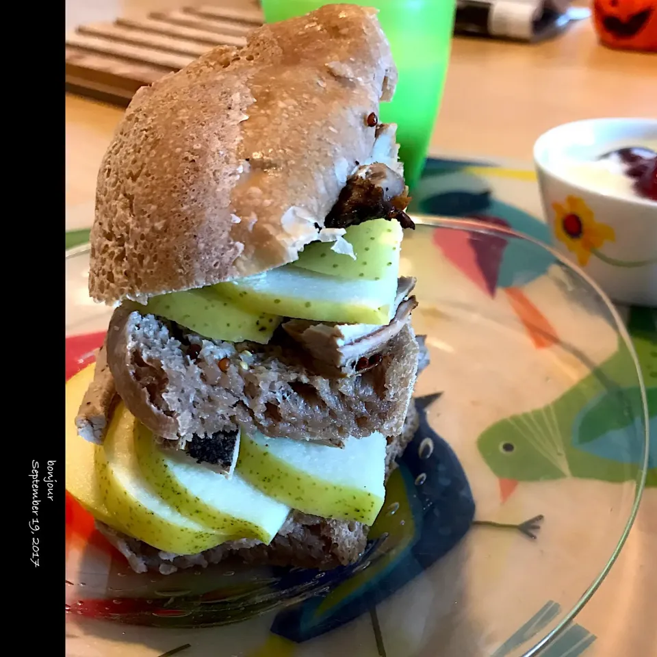 青リンゴと豚ヒレほぐし身🐖のマスタードサンドイッチ シナモン風味のパンを🥖|yasuko murakamiさん