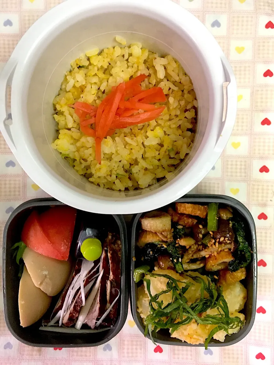 9月19日息子弁当  豚肉紅茶煮 竹輪しめじ甘辛炒め  明太子じゃがいも  焼き肉のたれでチャーハン|オリーブさん