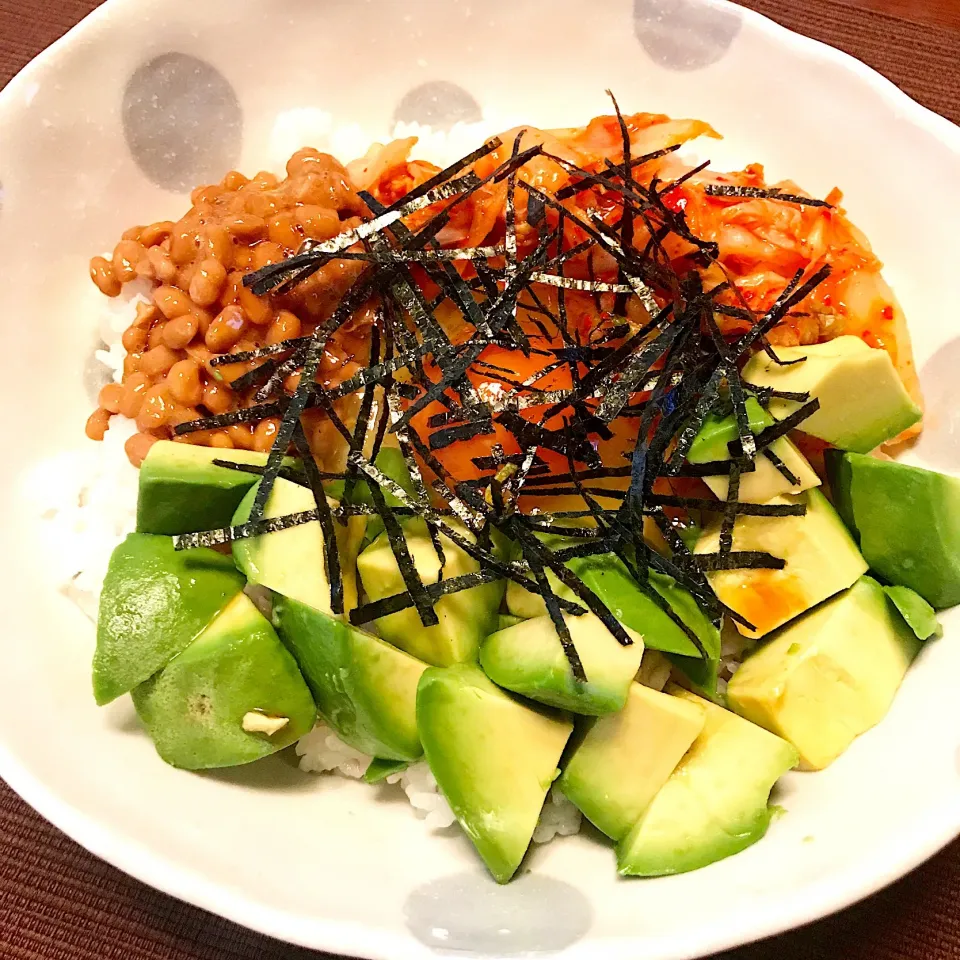 Snapdishの料理写真:アボカド納豆キムチ丼♡|まゆかさん