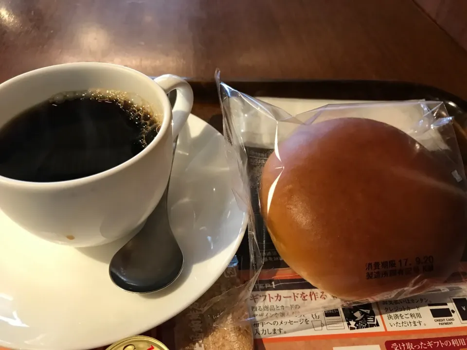 ブレンドコーヒーとクリームパン|手品先輩さん