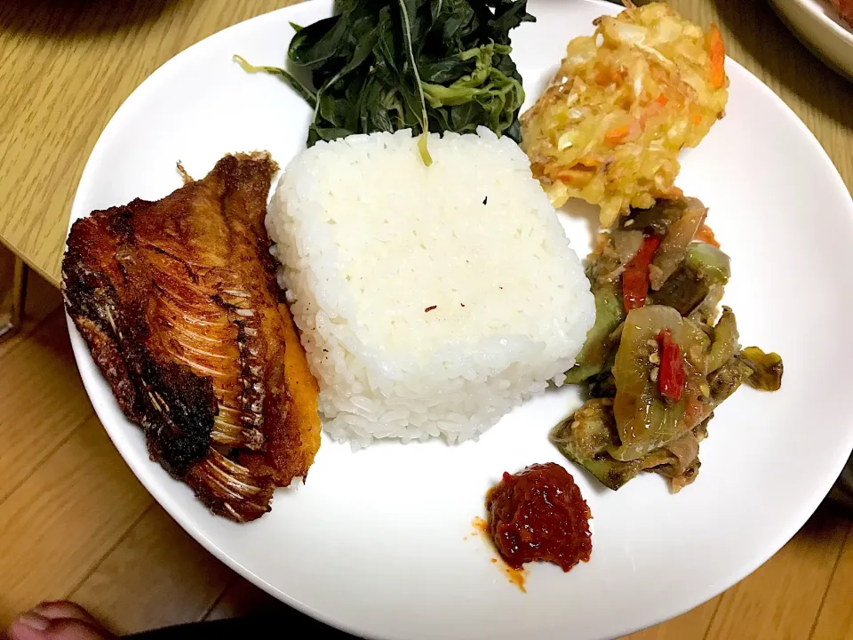 Goreng ikan & lalapan|yeni kartikasariさん