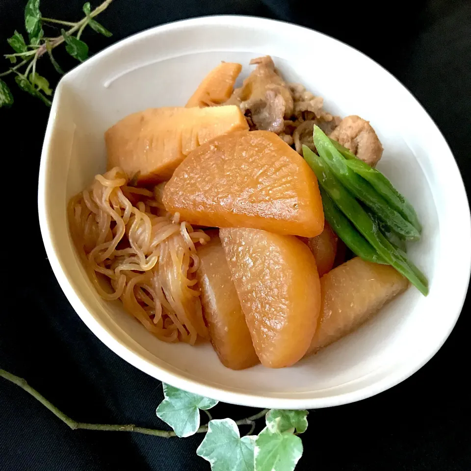 🍁朝晩が冷えて ほっこり煮物が美味しい季節🍁 豚コマと大根、筍、白滝、インゲンの 染み染み煮物🐷|Hollyさん