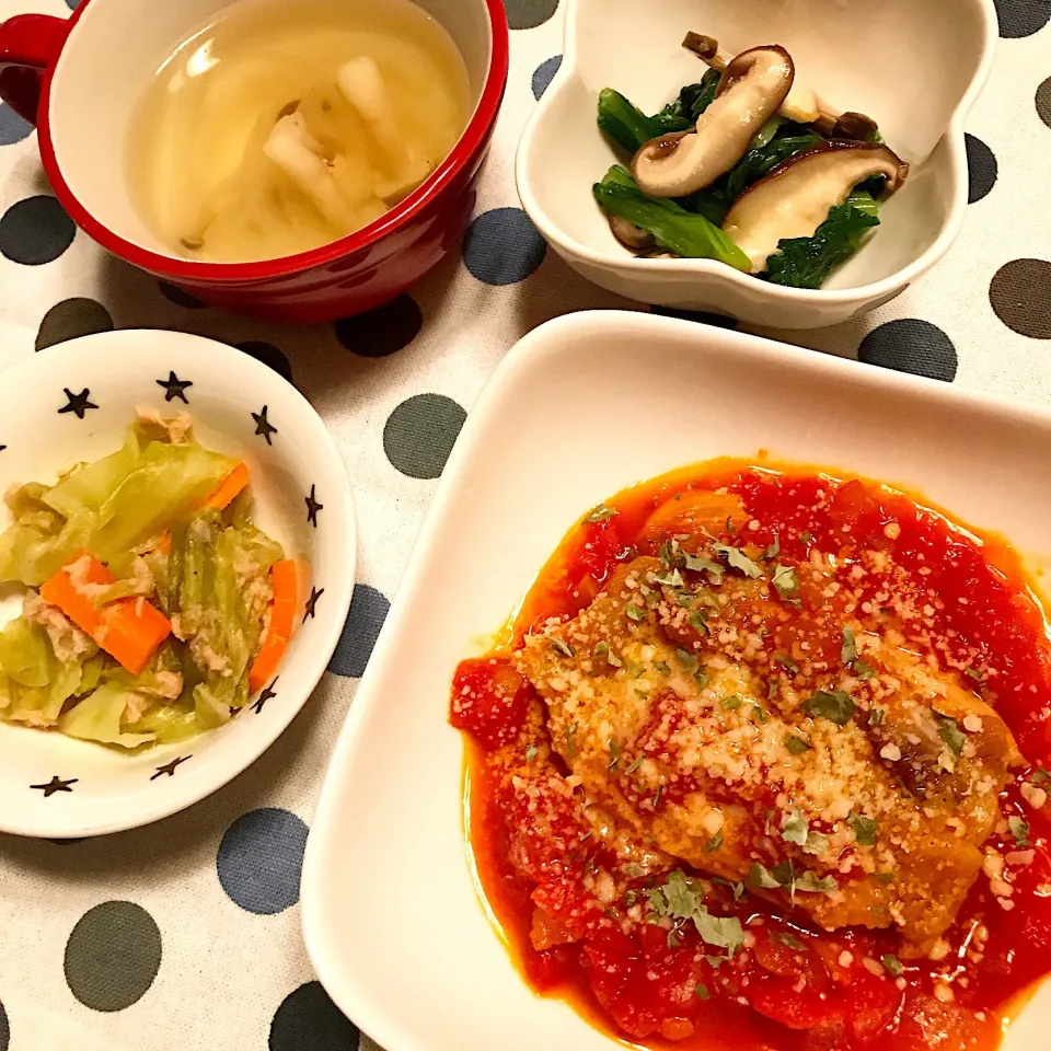 チキンのトマト煮込み♡キャベツのスープ煮♡チンゲン菜のマスタード和え♡コンソメスープ♡|まゆかさん