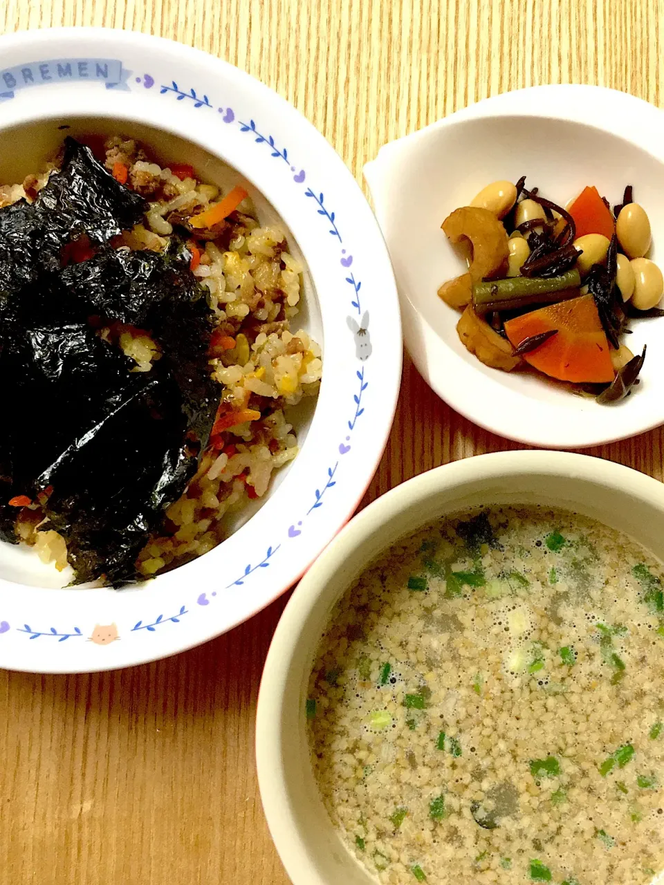 Snapdishの料理写真:#ムスメご飯 
ピビンバ、ひじきと大豆の五目煮、ごまわかめスープ。|mossan＠OSAKAさん