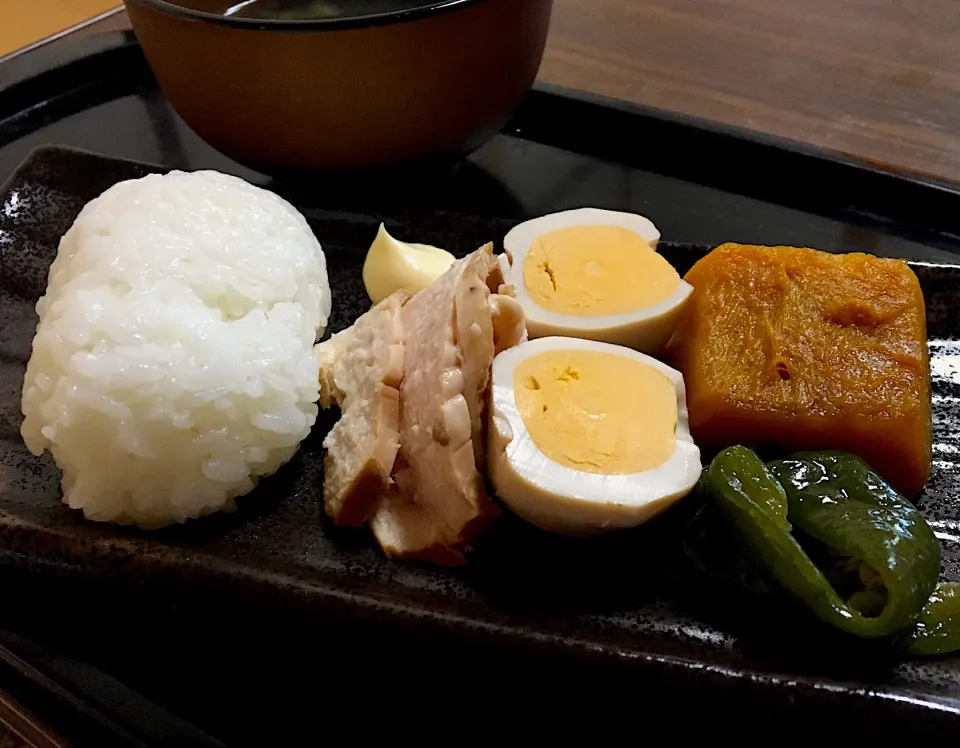 単身赴任の朝ごはん🌅
鶏のロース煮🐔マヨネーズ
ピーマン焼き浸し
かぼちゃ煮🎃
味付けたまご🥚
ワカメの味噌汁
#鶏のロース煮#単身赴任飯|ぽんたさん