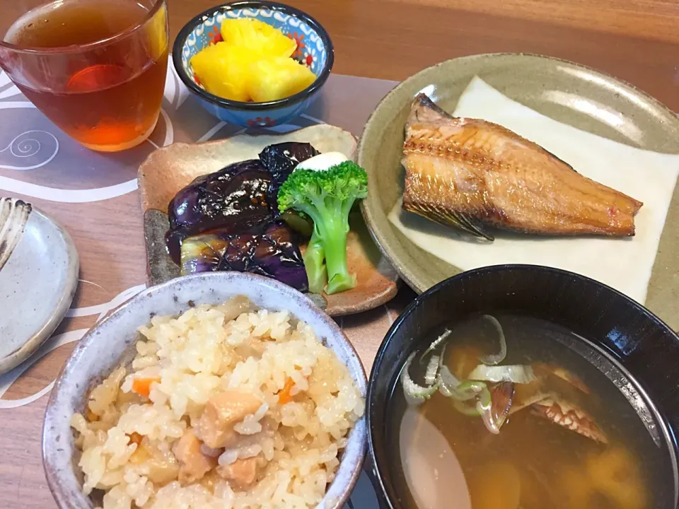 晩御飯
ホッケ、ナスの甘味噌、ブロッコリー、あさりの味噌汁、炊き込み五目ご飯、パイナップル|かよちゃんさん