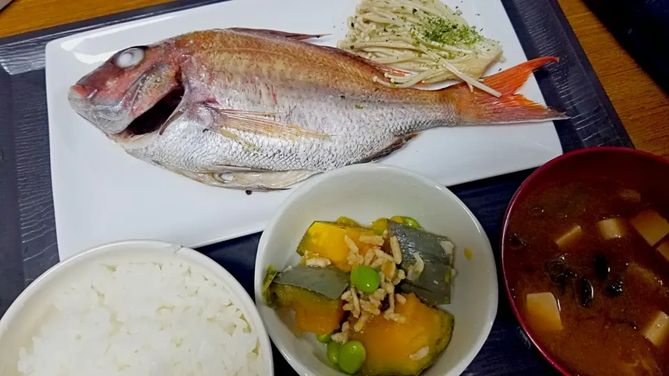 ・鯛の塩焼き
・南瓜と枝豆のそぼろ煮
・赤だし|あぁちゃんさん