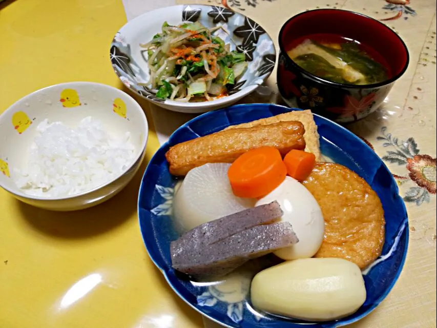 晩ごはん
　おでん🍢
　白菜モヤシ炒め物
　大根わかめ豆腐お味噌汁|korinoさん