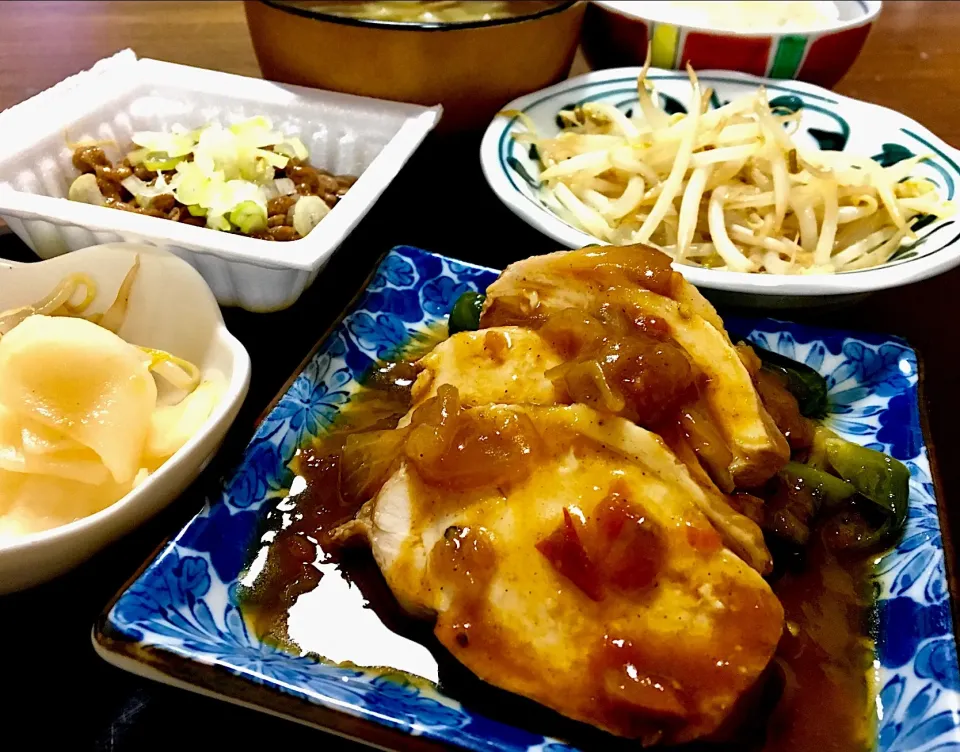 Snapdishの料理写真:単身赴任の晩ごはん🎑🌙
鶏のロース煮🐔和風カレーソース
ピーマン焼き浸し
もやし炒め
納豆（ネギ、めんつゆ）
もやしナムル  大根浅漬け
キャベツのスープ
#鶏のロース煮 #もやし#単身赴任飯|ぽんたさん