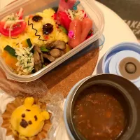 ミミッキュのカレー弁当。
上のオカズを食べてから、カレーをかけて食べました。
カレーをかけたときに溶けるように、ゴロ野菜の上にチーズをのせてます。|maさん