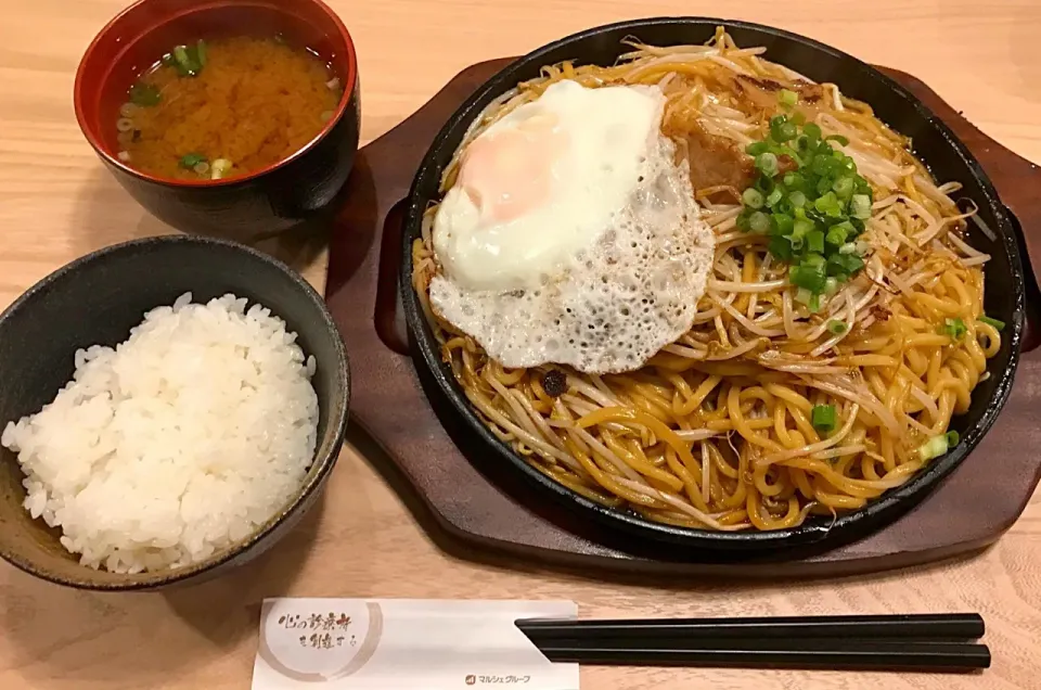 絶賛発熱中（ここ3日位38程度）で食が細かったのだけど…『尼崎焼きそばセンター』っていう面白い名前のお店を発見したので…一気にエネルギー補給出来るダブル炭水化物定食&そば大盛りを食す。ダイエット忘れました🤣|にゃあ（芸名）さん