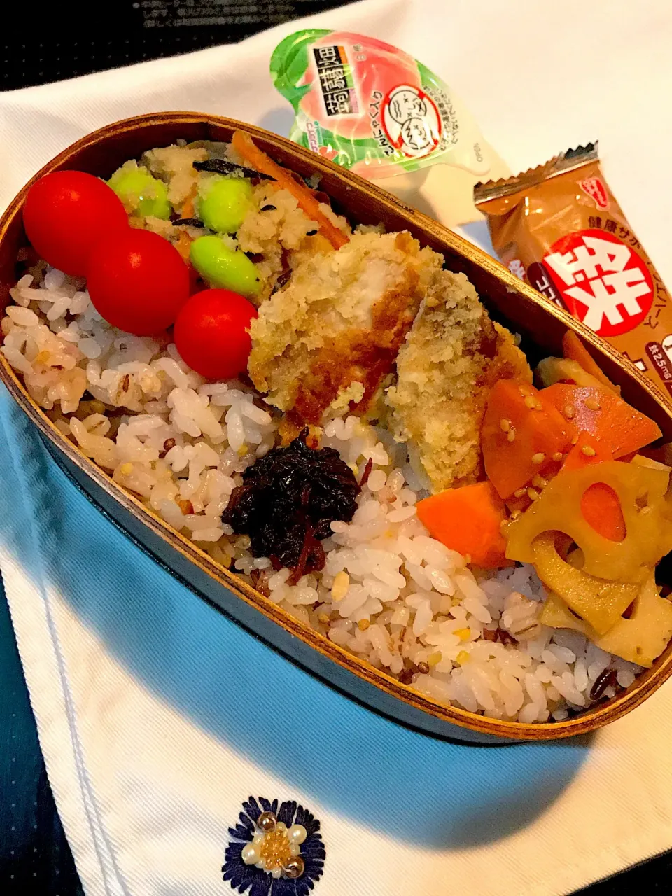 Snapdishの料理写真:パパたろ弁当🍱

雑穀ごはん
梅紫蘇
れんこん 人参のきんぴら
まひまひのフライ
おからの炊いたん
       (おから 人参 ひじき 枝豆 椎茸)
ミニトマト|ひななぎさん