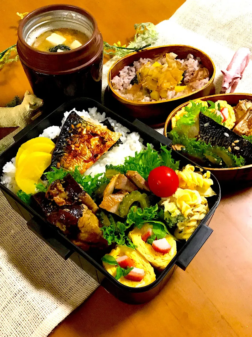 旦那ちゃん、ワタクシ弁当🎶
焼き鯖
卵ポケット
ゴーヤチャーシュー
マカロニ玉子サラダ
ナスの肉巻き
豚汁|BooBooさん