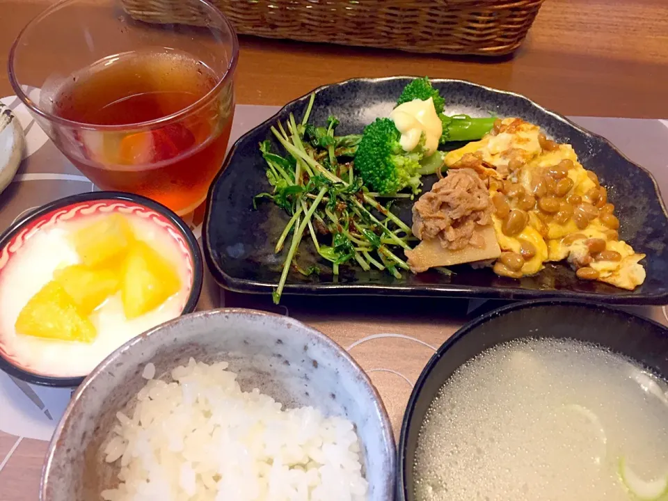 Snapdishの料理写真:朝ごはん
納豆オムレツ、豆苗鰹節醤油炒め、ブロッコリー、筍の旨煮、大根と揚げと豆腐の中華スープ、白米、パイナップル添えヨーグルト|かよちゃんさん