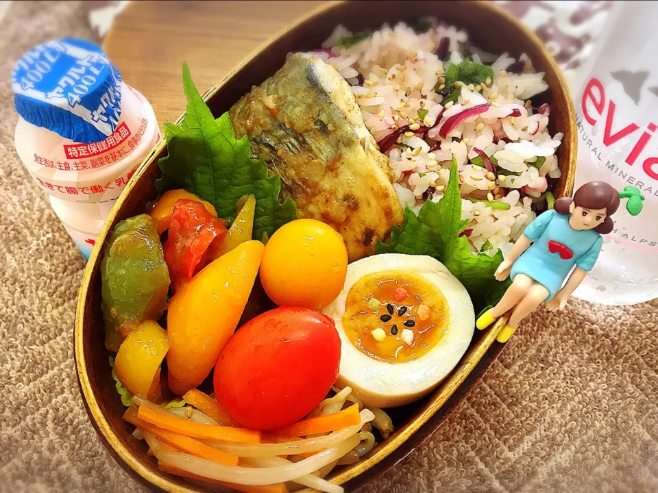 しばわかめと三つ葉☘の混ぜご飯&サバのカレー焼き&半熟味玉&パプリカの生姜焼き&人参🥕ともやしのナムル&プチトマト🍅のダーリンお弁当♪

#弁当 #フチ子 #少し水分抜け気味のしばわかめ救済なのはここだけの秘密です…|桃実さん