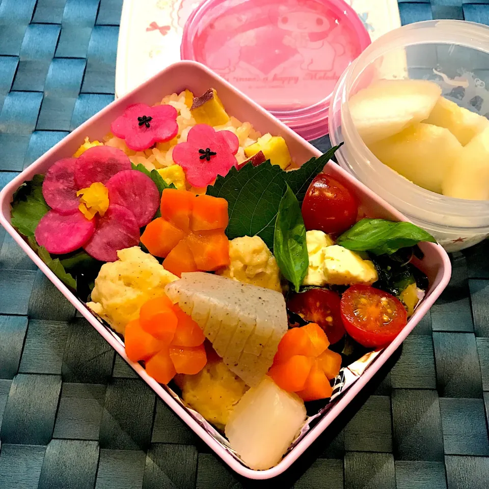 #お弁当 #鶏つくね軟骨入り柚子こしょう入り#イチジク#ミニトマト#クリームチーズ#バジルのサラダ#さつまいもごはん|chikasdayさん