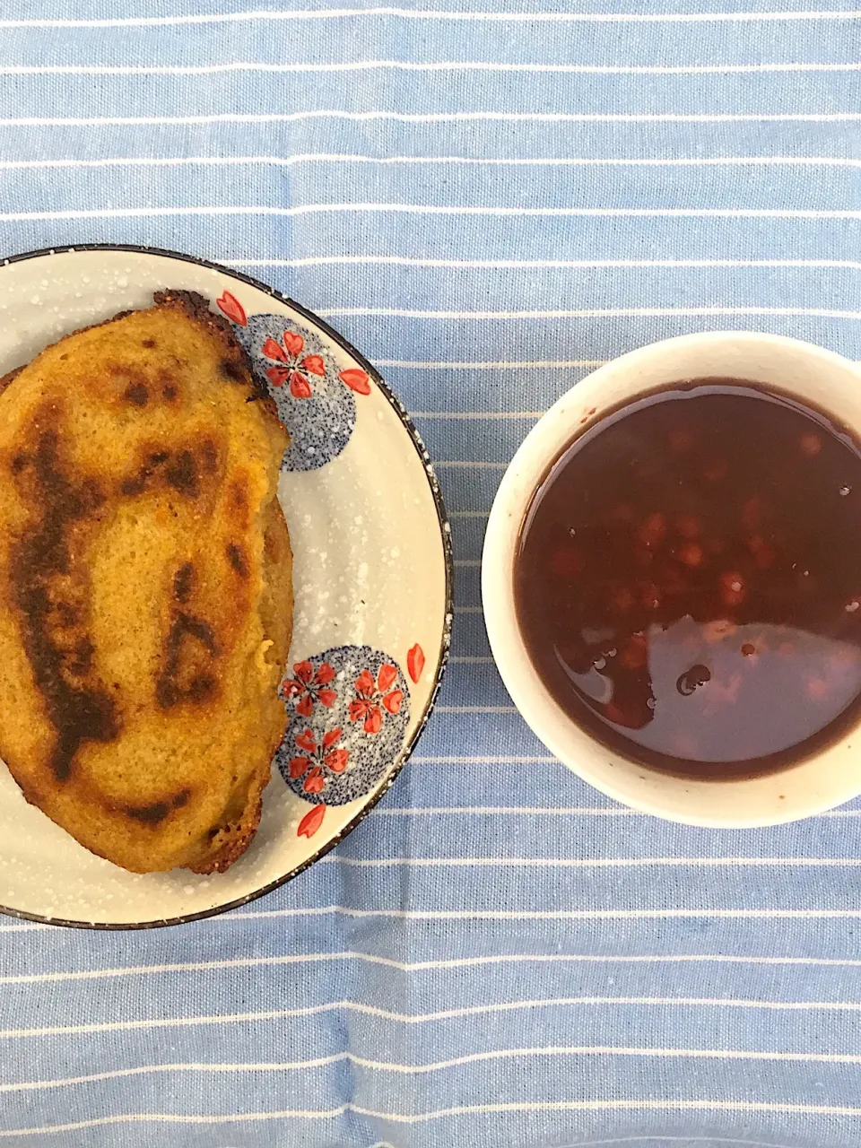 Snapdishの料理写真:贴饼子+赤小豆薏米粥|木香小筑さん