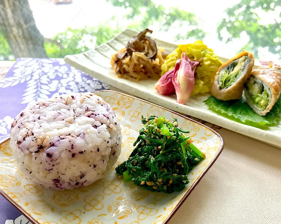 Snapdishの料理写真:昼ごはん  実家の春菊で胡麻和えと、実家の残り物ランチ|砂雪さん