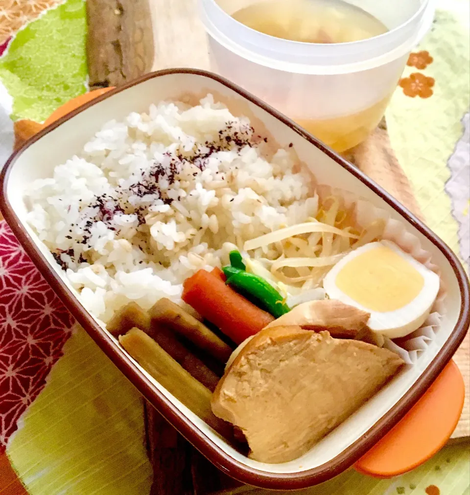 Snapdishの料理写真:単身赴任の昼ごはん☀️🌅
お弁当🍱
鶏のロース煮🐔
きんぴらゴボウ
味付けたまご🥚
もやしナムル
キャベツのスープ
もち麦ご飯🍚|ぽんたさん