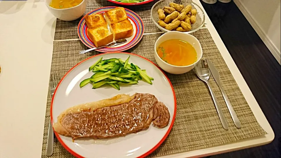 今日の夕食 ステーキ、コンソメスープ、はちみつチーズトースト、茹で落花生|pinknari🐰🌈さん