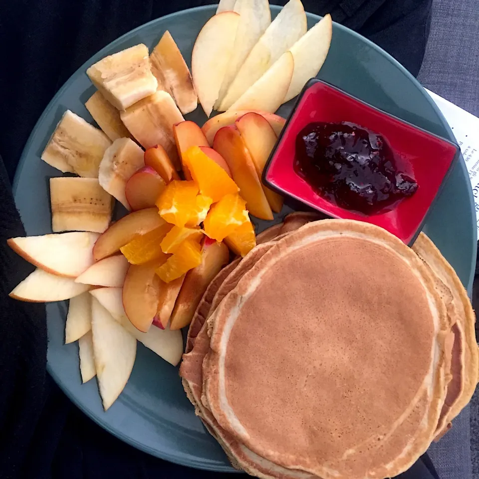 Pancakes with fresh fruit 😋|Natalia Rodriguezさん