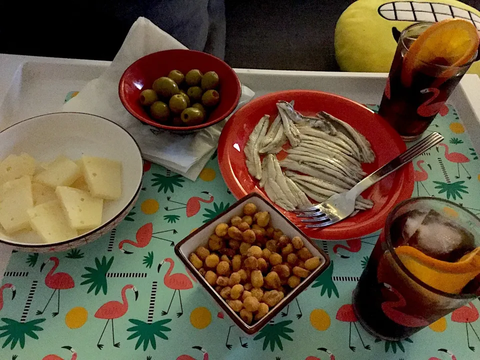 Spanish olives,cheese,marinated#anchovies and #vermouth 💃🏽🥂|Natalia Rodriguezさん