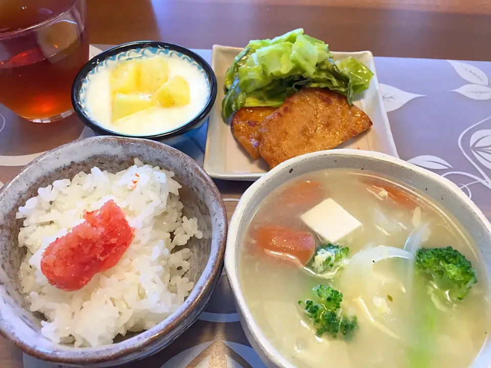 朝ごはん
はんぺん付焼き、茹でキャベツのハニーマスタード、玉ねぎと豆腐とウインナーのスープ、白米、辛子明太子、パイナップル添えヨーグルト|かよちゃんさん