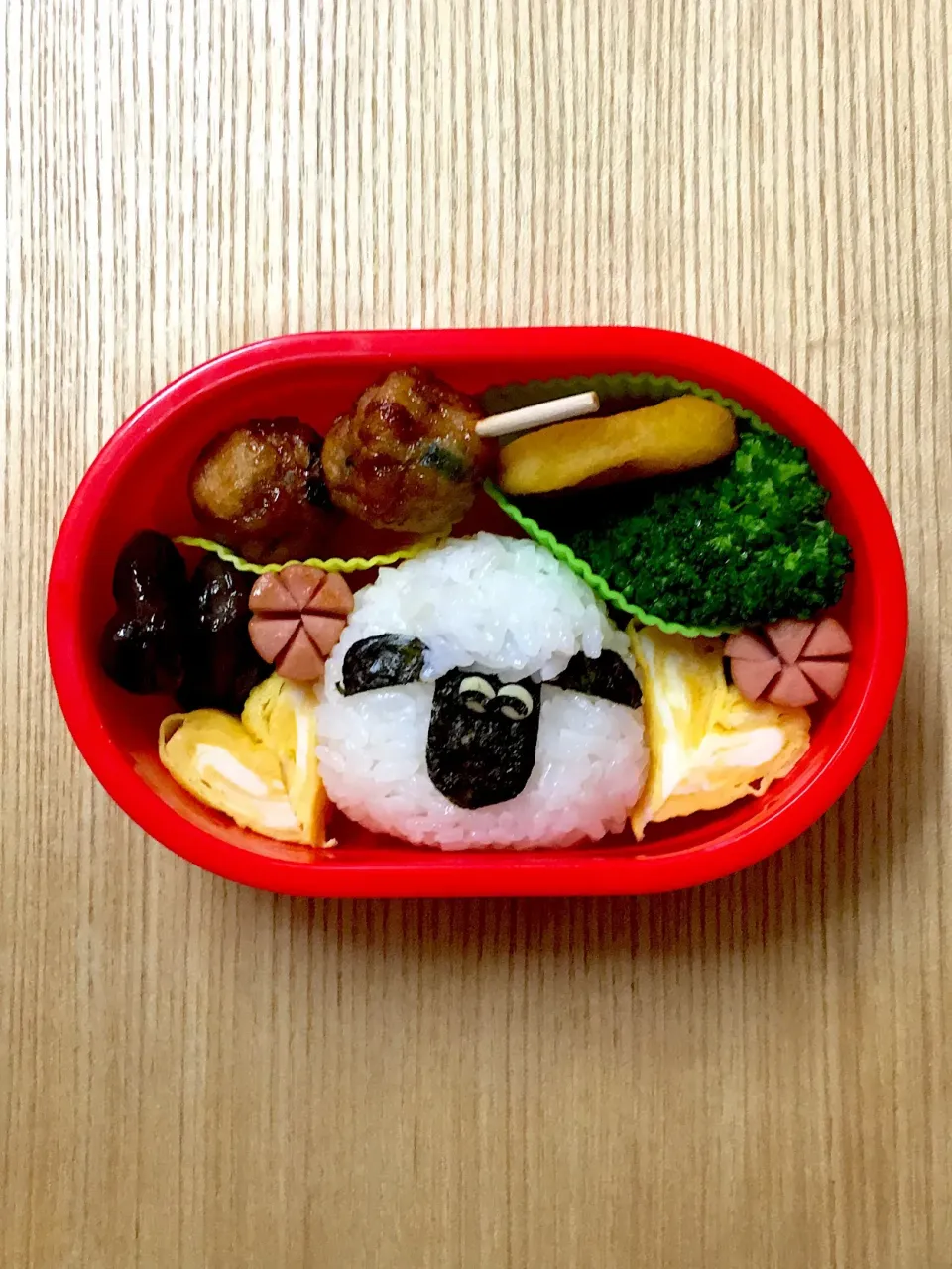 #ムスメ弁当 
つくね串、卵焼き、ソーセージ、アンパンマンポテト、ブロッコリー、しょうゆ豆、ショーンおにぎり|mossan＠OSAKAさん