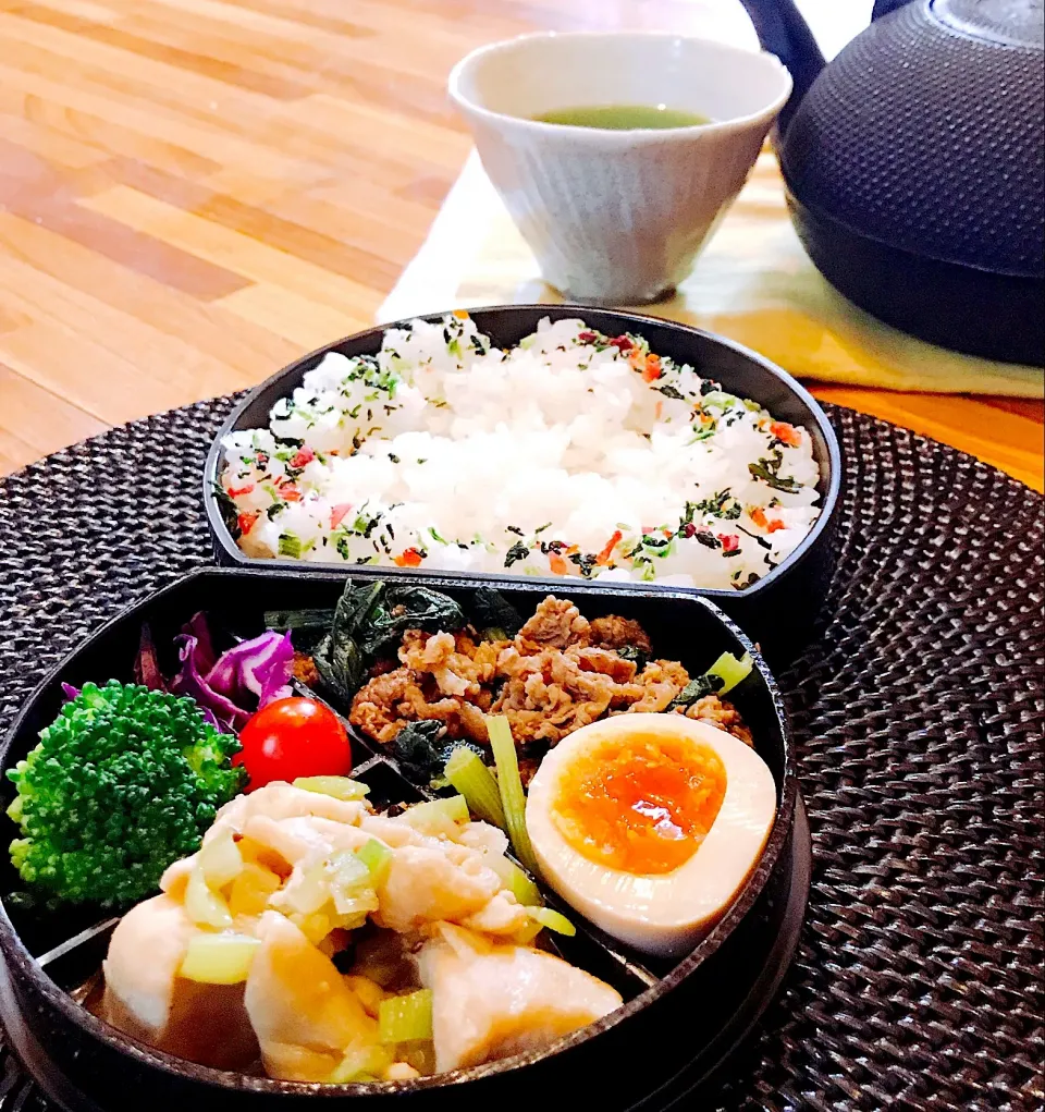 🌿鶏胸肉のねぎ塩ダレ
🌿牛スネ薄切り肉と小松菜のコチュジャン炒め
🌿煮卵
🌿ふりかけご飯
🌿紫キャベツ・ブロッコリー・ミニトマト|Ayako Sakakibaraさん