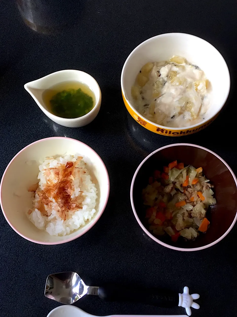 離乳食 朝
・おかかごはん
・肉野菜炒め
・小松菜のお味噌汁
・キウイ豆乳グルト|ぺろたんさん