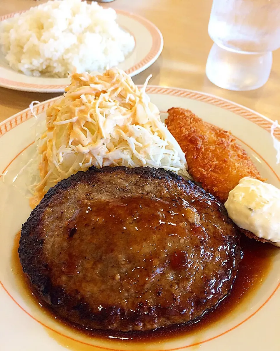 てりやきハンバーグ＆白身魚フライ 390円 ご飯付き大盛無料 日替わりランチ ジョイフル|ガク魁‼︎男飯さん