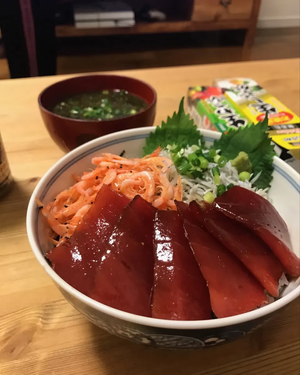 簡単！漬けマグロとしらす桜エビの三色！焼津丼
#無加工写真|ガク魁‼︎男飯さん