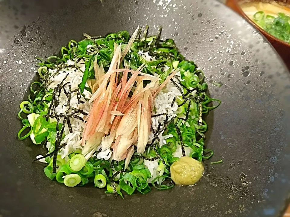 休日のお昼ご飯は、薬味たっぷり、しらす丼♡|yokoさん