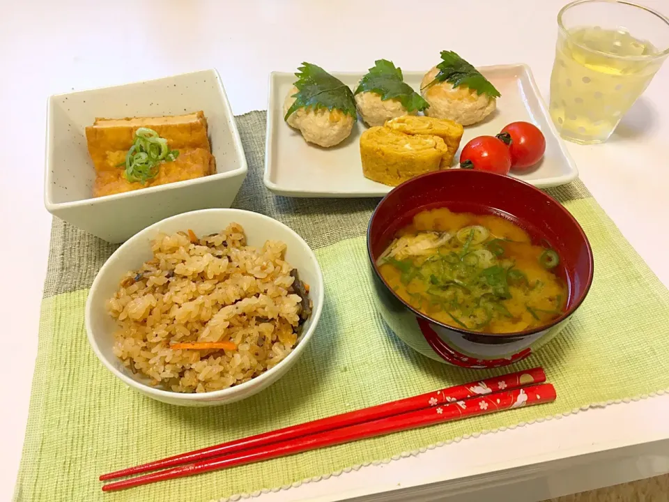 鶏むね肉の和風ハンバーグ♡
厚揚げのみぞれ煮♡
きのこの味噌汁♡
だし巻き卵♡
炊き込みご飯♡|anna☺︎さん