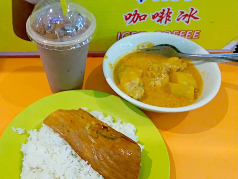 Yummy curry chicken lunch with fish otak and iced milo dinosaur 😍|🌷lynnlicious🌷さん