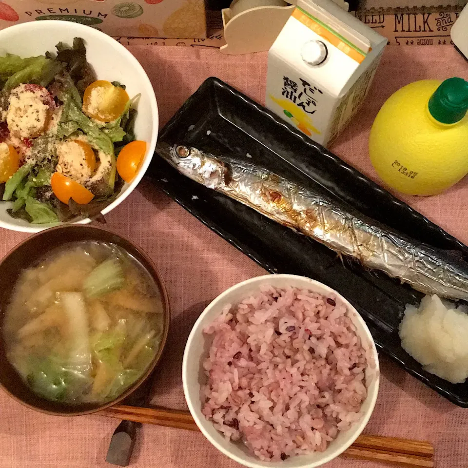 Snapdishの料理写真:秋刀魚 🐟大根おろし添え
白菜とごぼうの味噌汁
サニーレタスとミニトマトのサラダ
雑穀ごはん|yumyum😋さん