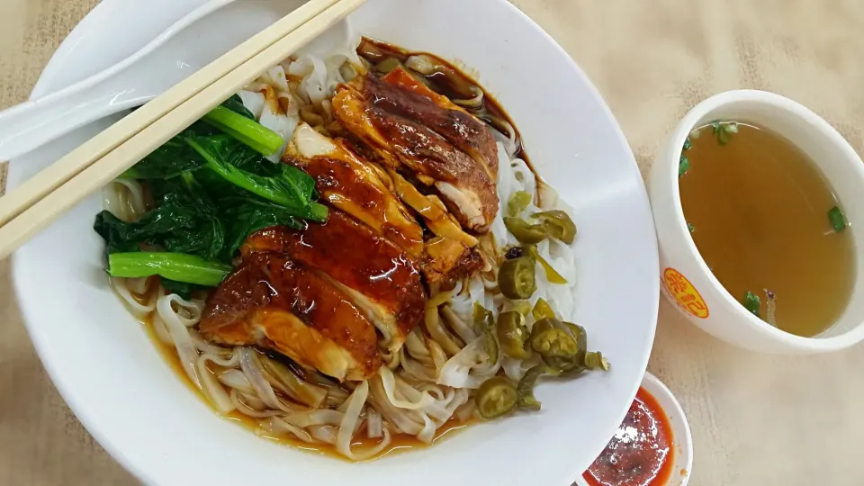 Roasted chicken with rice noodles & vegetables as side, rice noodles seasoned with black soya sauce & some oil, green chilli & red chilli sauce at the side when|tracyさん