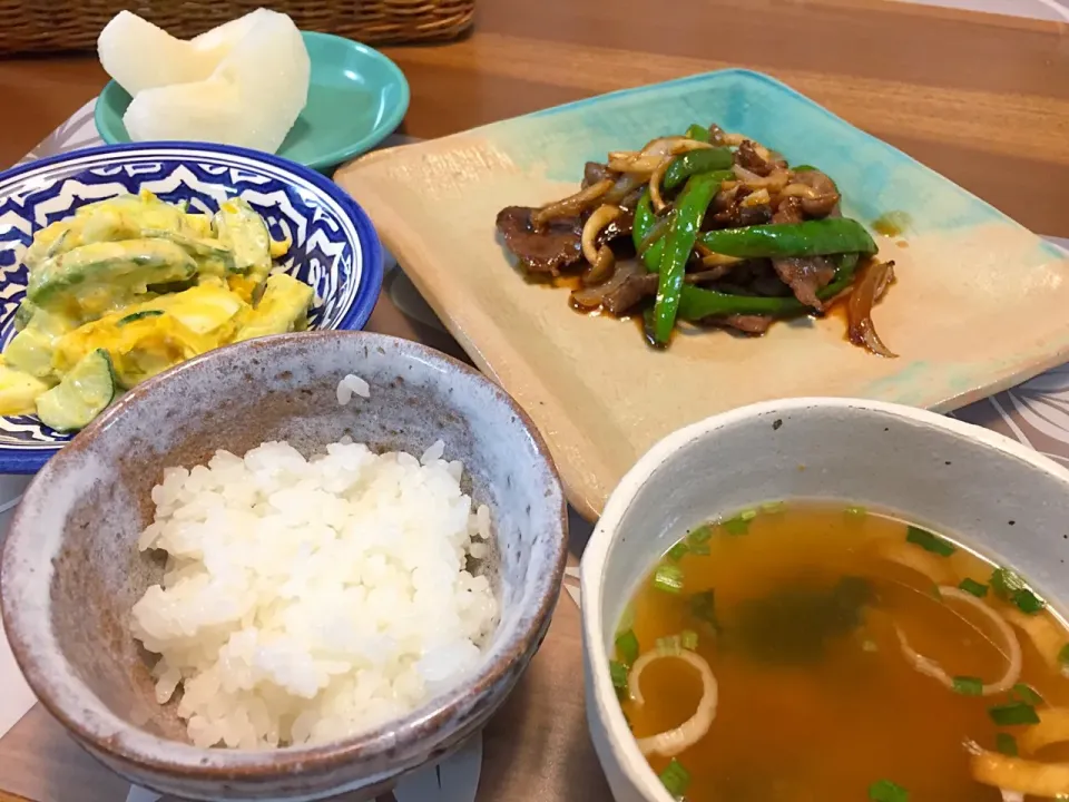 Snapdishの料理写真:晩御飯
牛肉とピーマンとしめじの炒め物、かぼちゃとアボカドとゆで卵のサラダ、味噌汁、白米、梨|かよちゃんさん