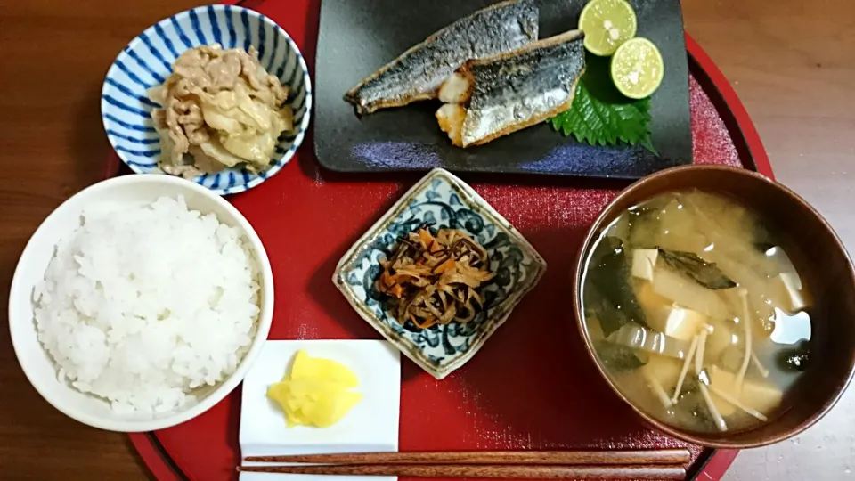 夜ご飯🍚さごし塩焼き、豆腐白菜じゃがいもえのきお味噌汁、沢庵、切り干し大根煮物、豚キャベツ胡麻マヨ炒め|アンジェさん