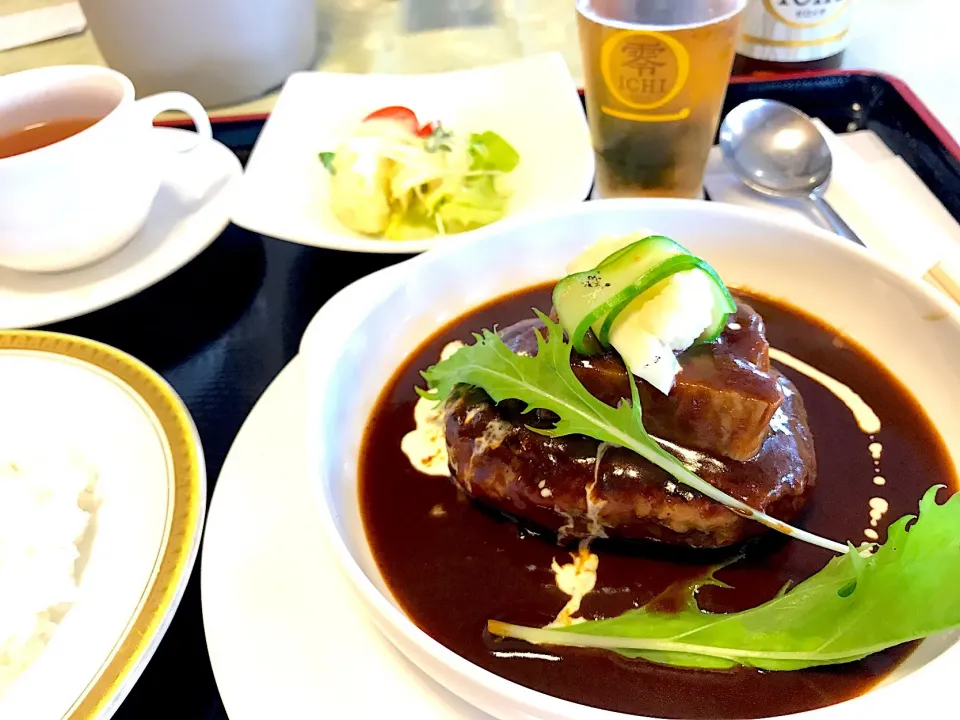 ハンバーグに牛肉のせの⛳飯～😋❣️|みほままこさん