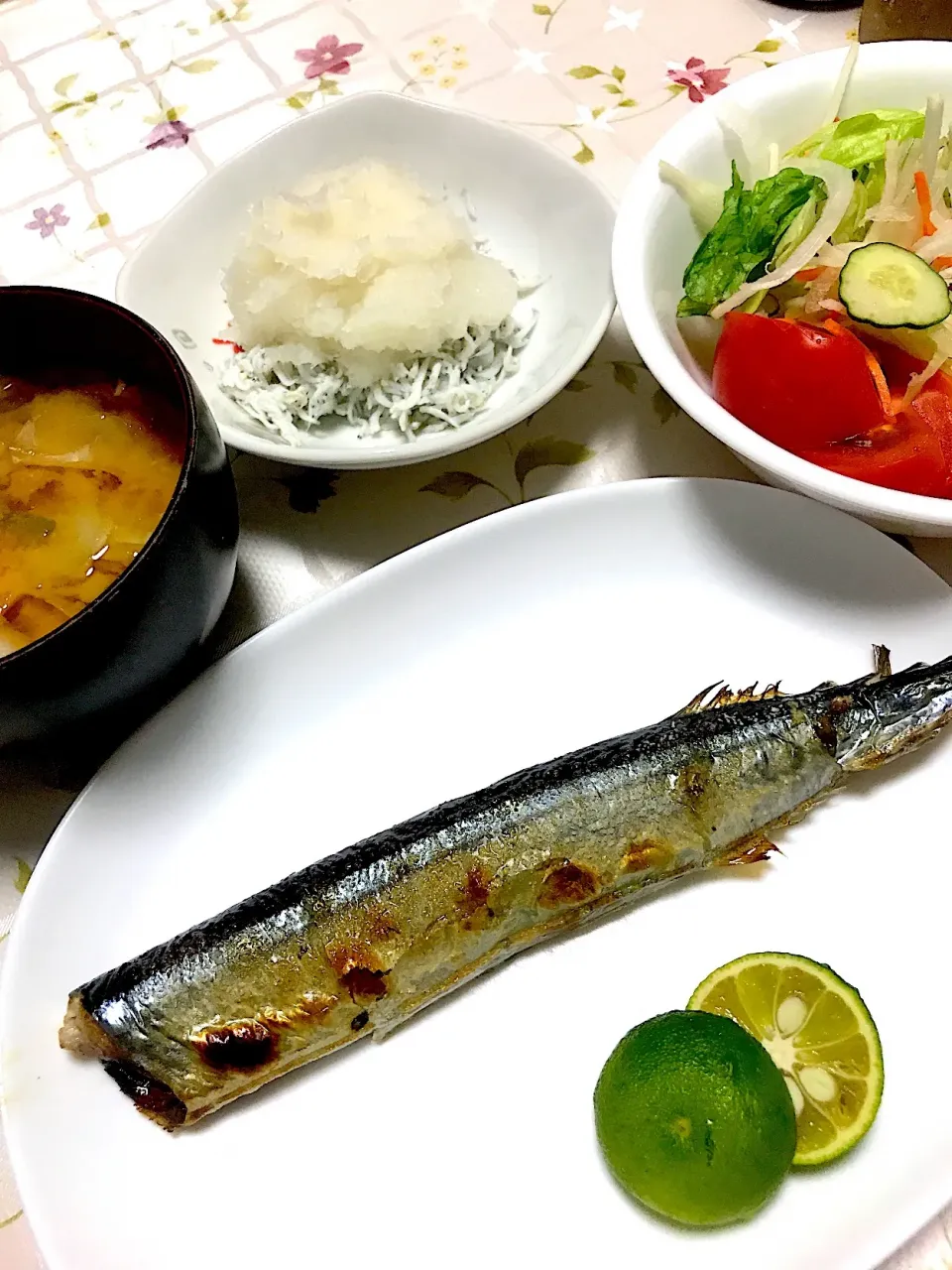 秋刀魚の塩焼き、大根おろしとシラス、昨日の野菜の残りでお味噌汁(*^^*)
秋刀魚に添えるのは、やはりスダチですよね(*^^*)|プリンセスみっちゃんさん