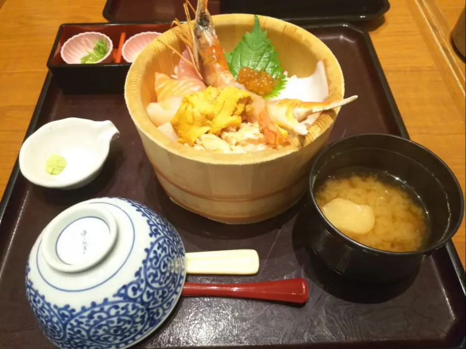 おひつで酢飯でない海鮮丼
最後は出汁をかけて食べるんです(^^)|kamekameさん