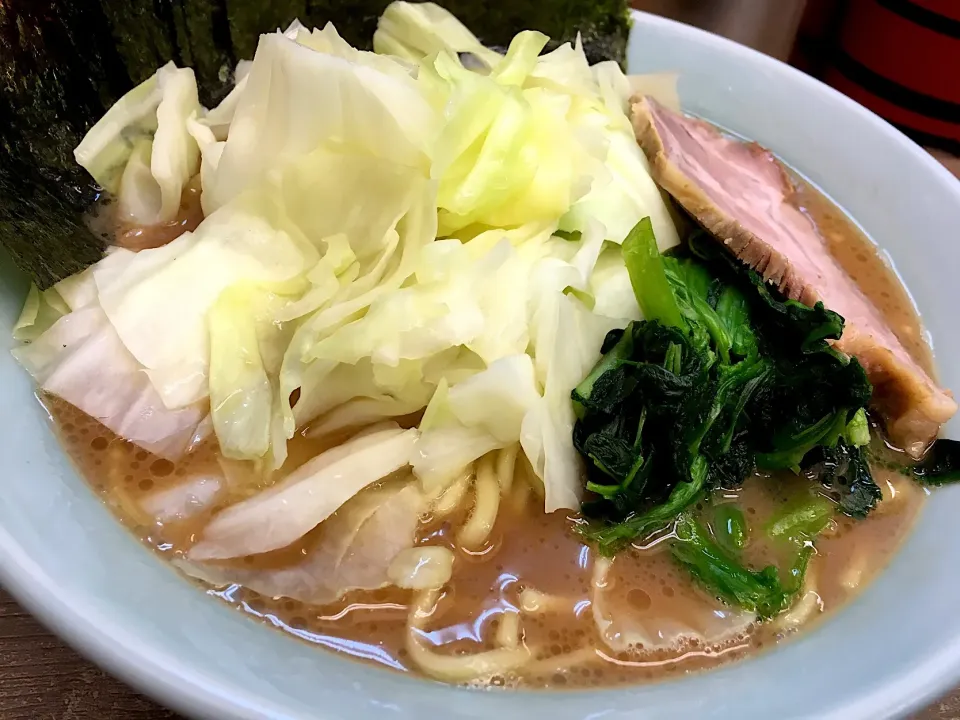 Snapdishの料理写真:キャベツ盛りラーメン 中盛り|tecklさん