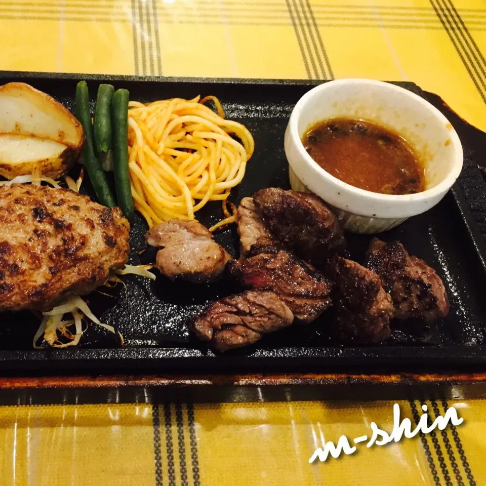 Snapdishの料理写真:ビーフハンバーグとステーキのコンビ定食。#|m-shinさん