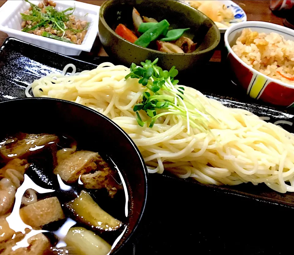 単身赴任の晩ごはん🎑🌠                     肉茄子汁🍖🍆おざんざ  麺を半分食べたら、つけ汁に納豆投入。麺に納豆酵素、汁に納豆の親子つけ麺！                                              かやくご飯         煮物        大根浅漬け|ぽんたさん