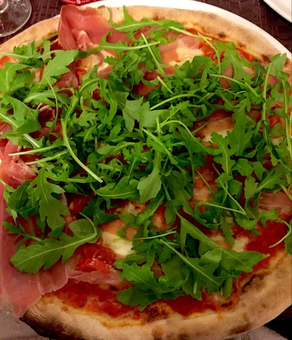 Pizza with Parma ham,Parmigiano and rucula..delicious! 🤤|Natalia Rodriguezさん