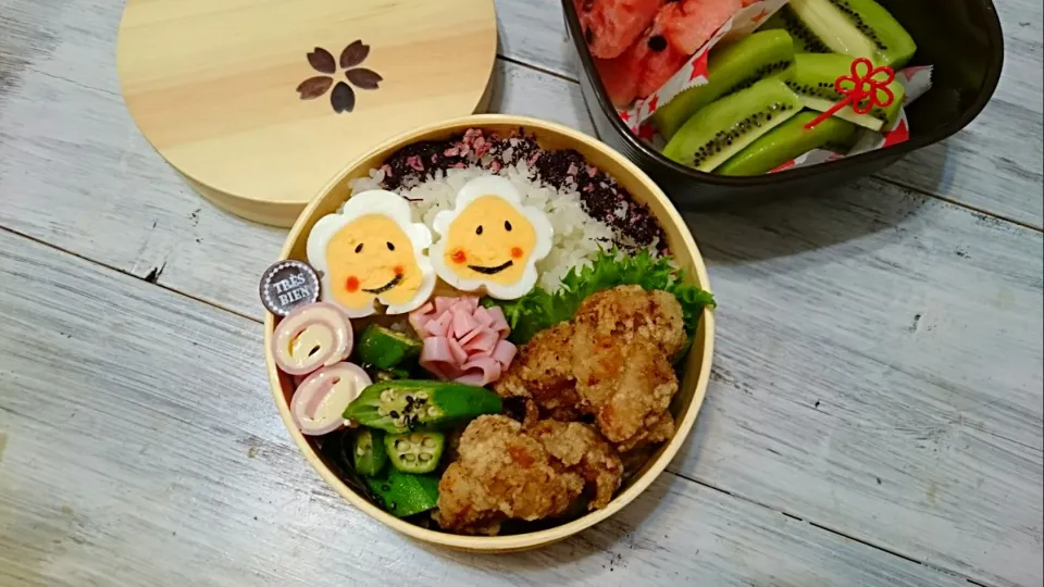 Snapdishの料理写真:唐揚げ弁当💕果物
 #たっぷり唐揚げ #お花ゆで卵 #夫弁当|LaLamamaさん