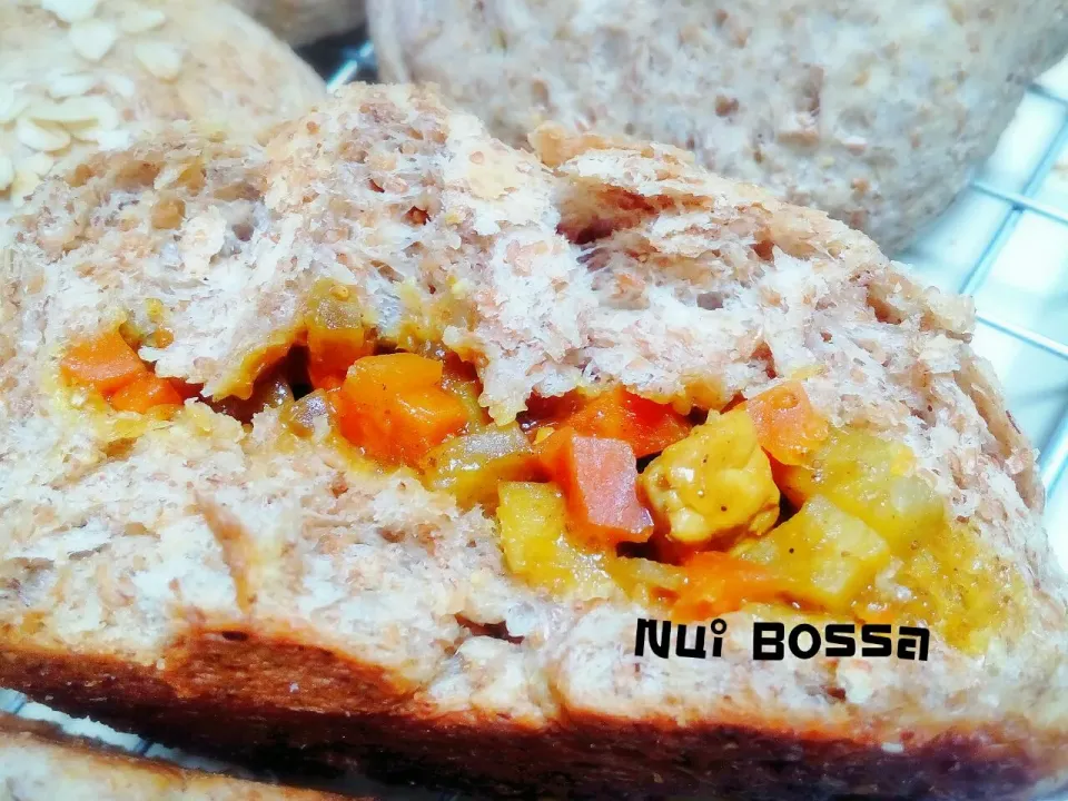 "Whole Wheat Bread with Chicken Curry Filling"🍞💚💛
#HomemadeBreadByNuibossa|nuibossa fb.Nui Bossaさん