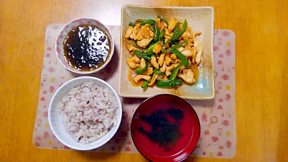 ９月８日　鶏肉とピーマンのにんにく醤油炒め　もずく　わかめスープ|いもこ。さん