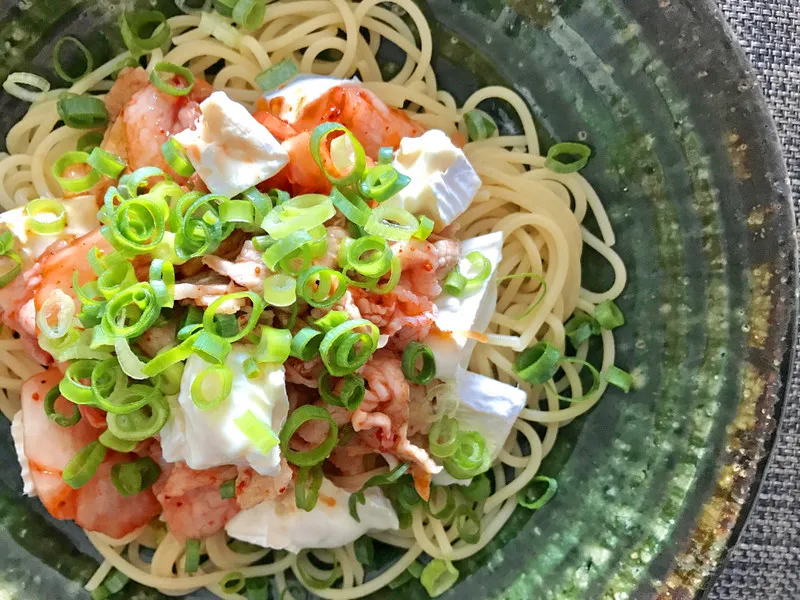 コンロひとつで！ゆで豚キムチとカマンベールのパスタ #AllAbout|All About 料理レシピさん